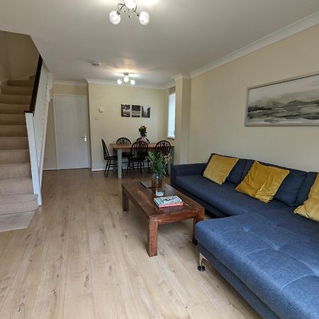 Guildford Townhouse With Parking Villa ภายนอก รูปภาพ