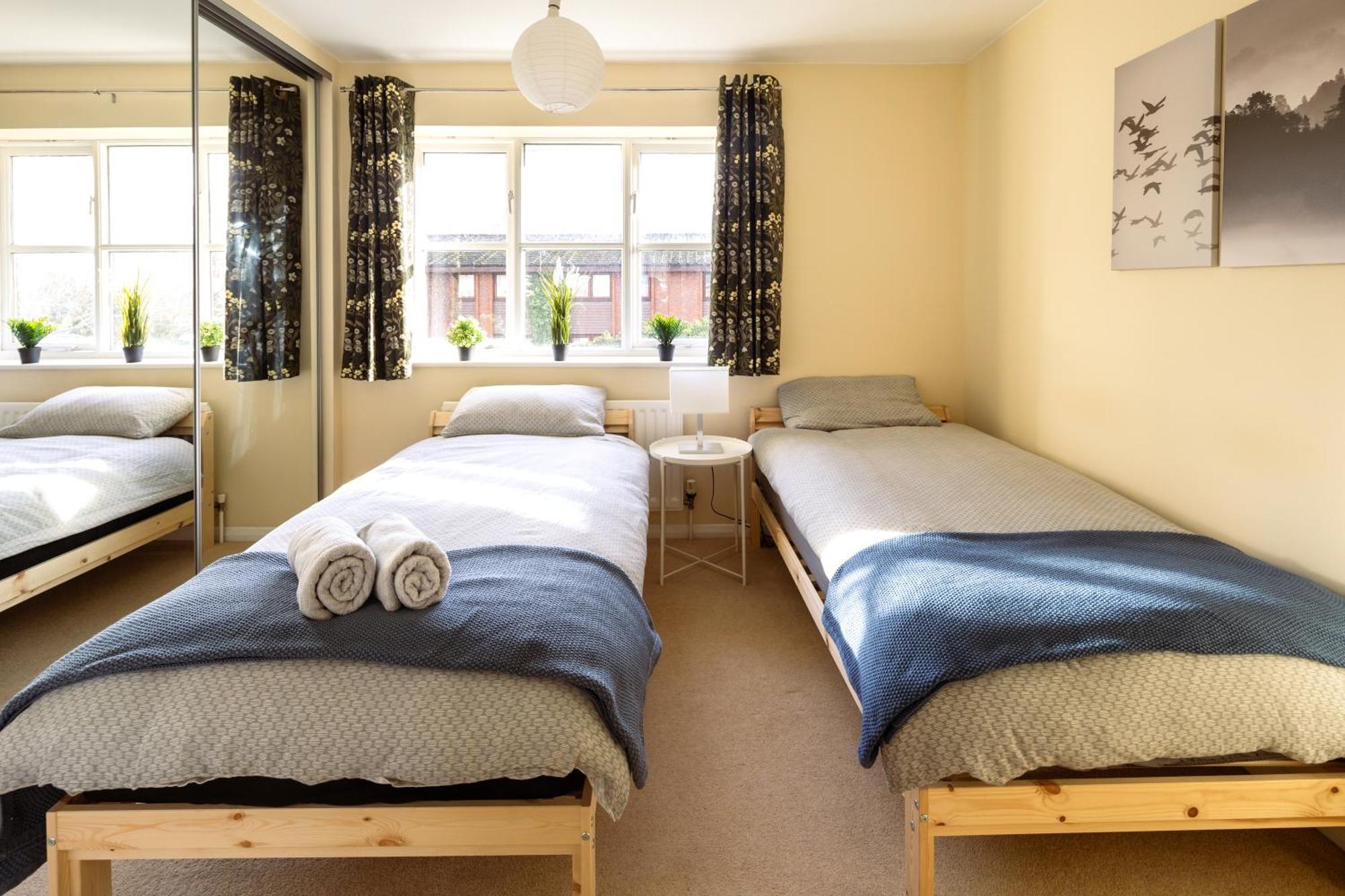 Guildford Townhouse With Parking Villa ภายนอก รูปภาพ