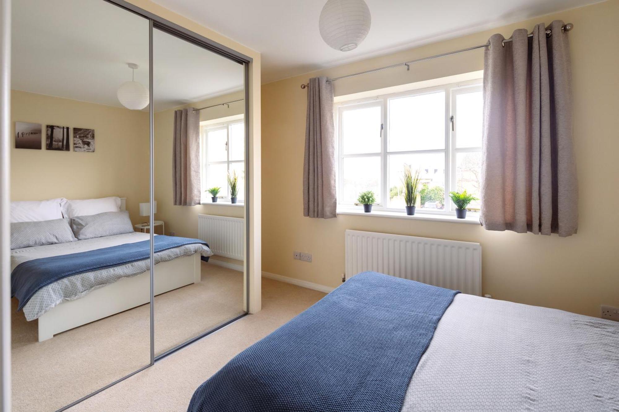 Guildford Townhouse With Parking Villa ภายนอก รูปภาพ