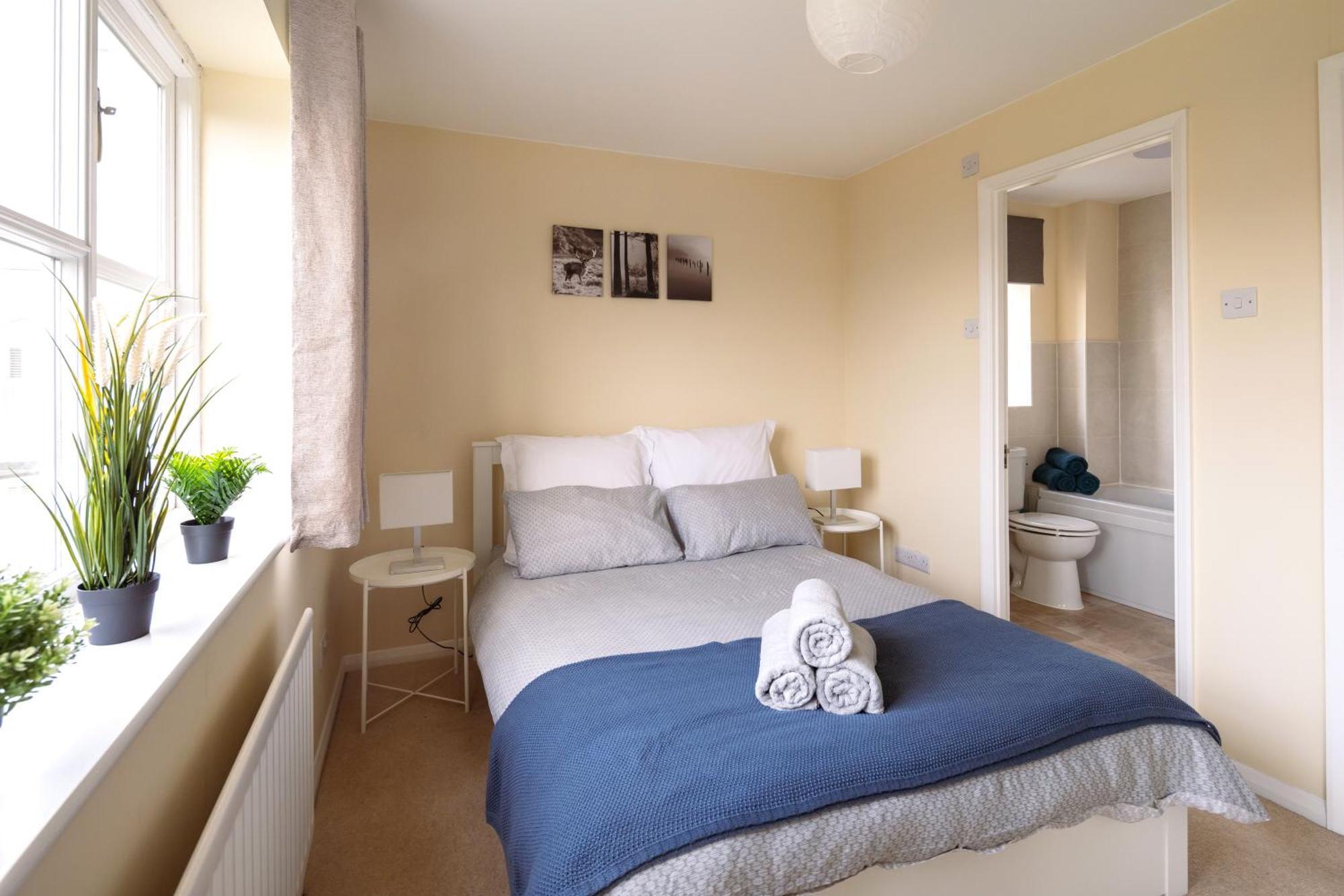 Guildford Townhouse With Parking Villa ภายนอก รูปภาพ